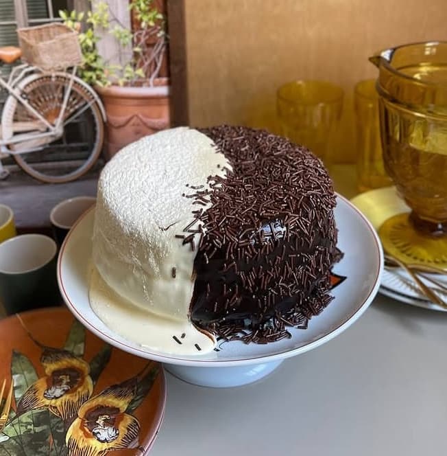 Metade chocolate e metade leitinho.
