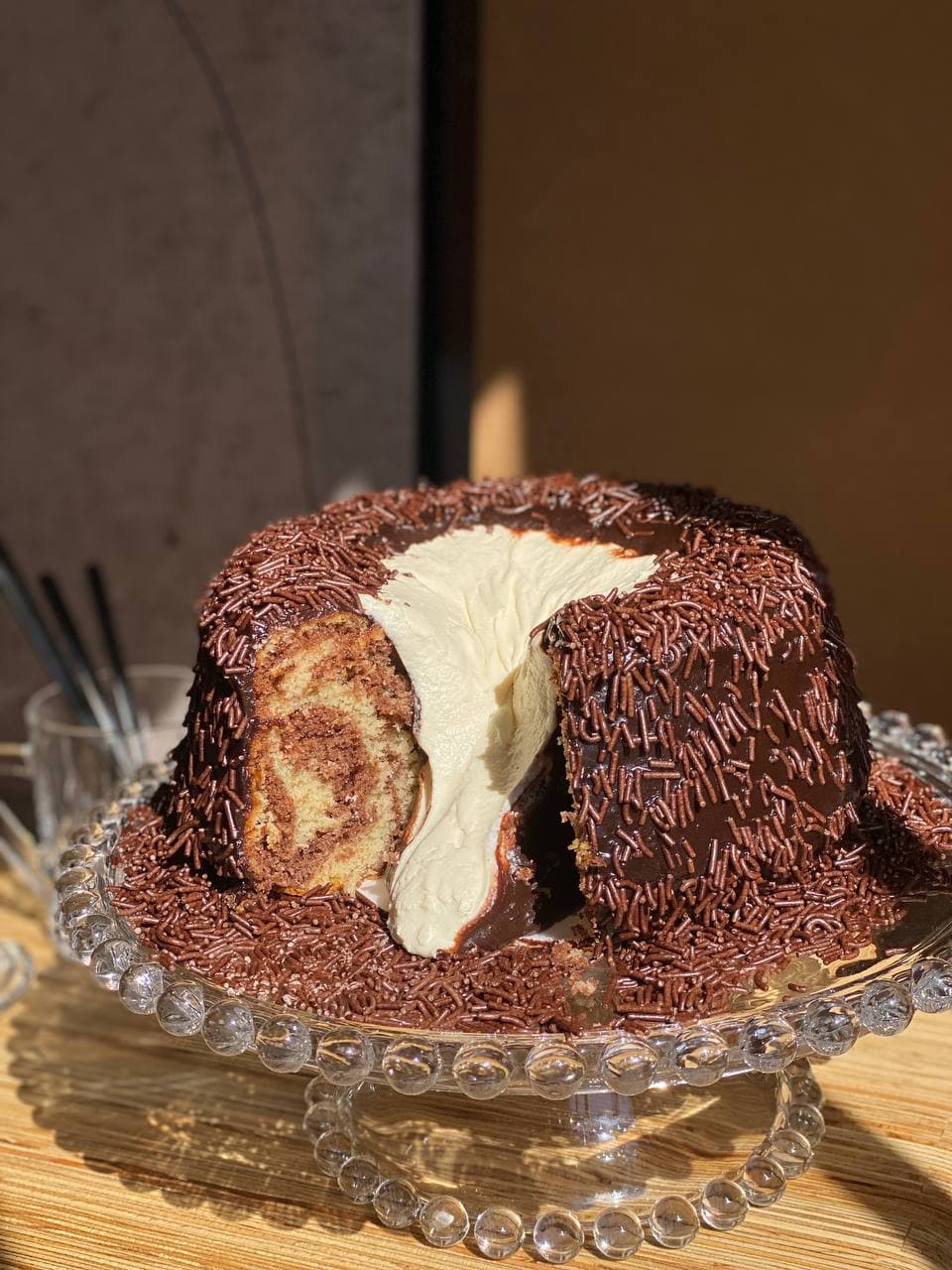 Mesclado com cobertura de chocolate e vulcão de leitinho.